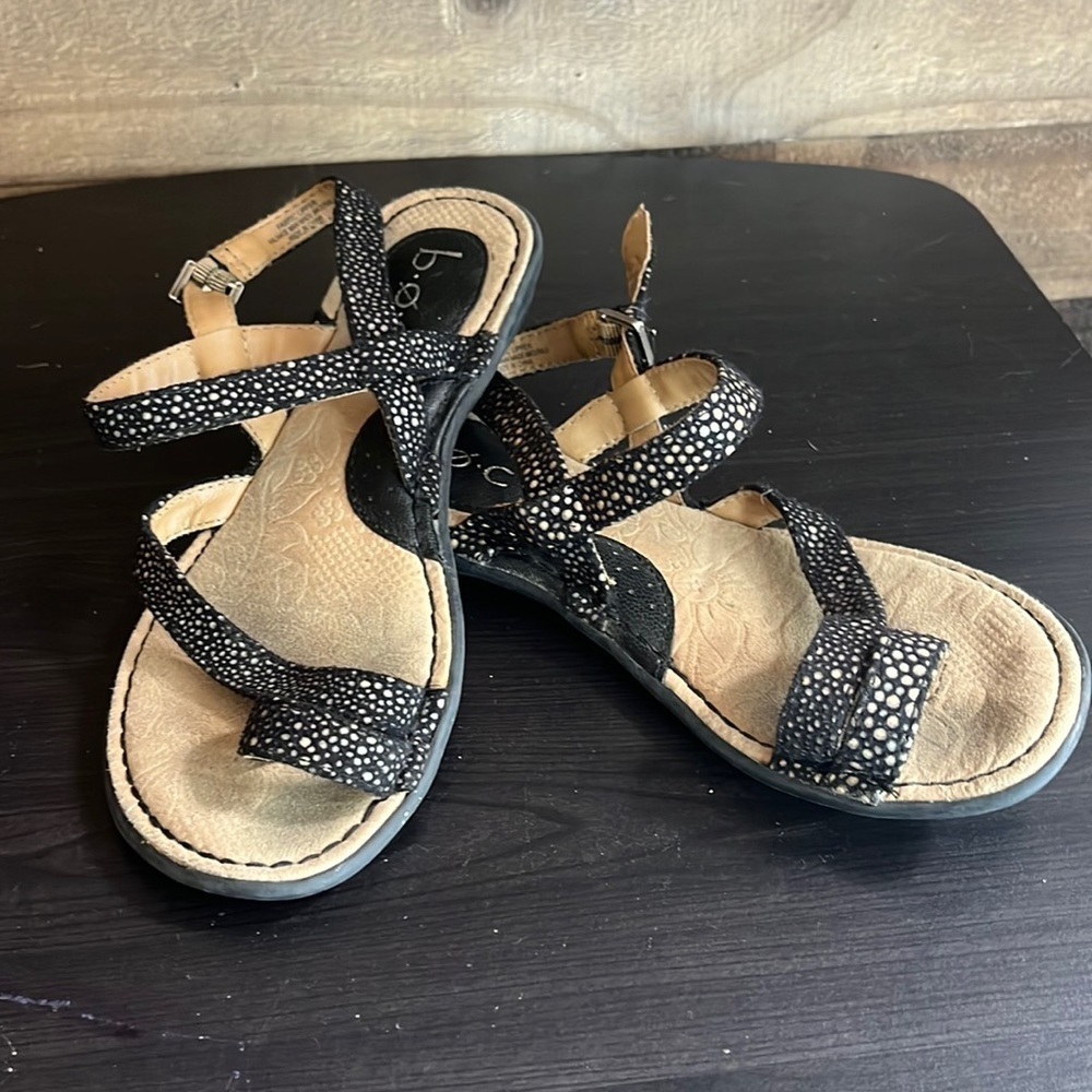 B.o.c Open Toe Black And Cream Strap Sandals